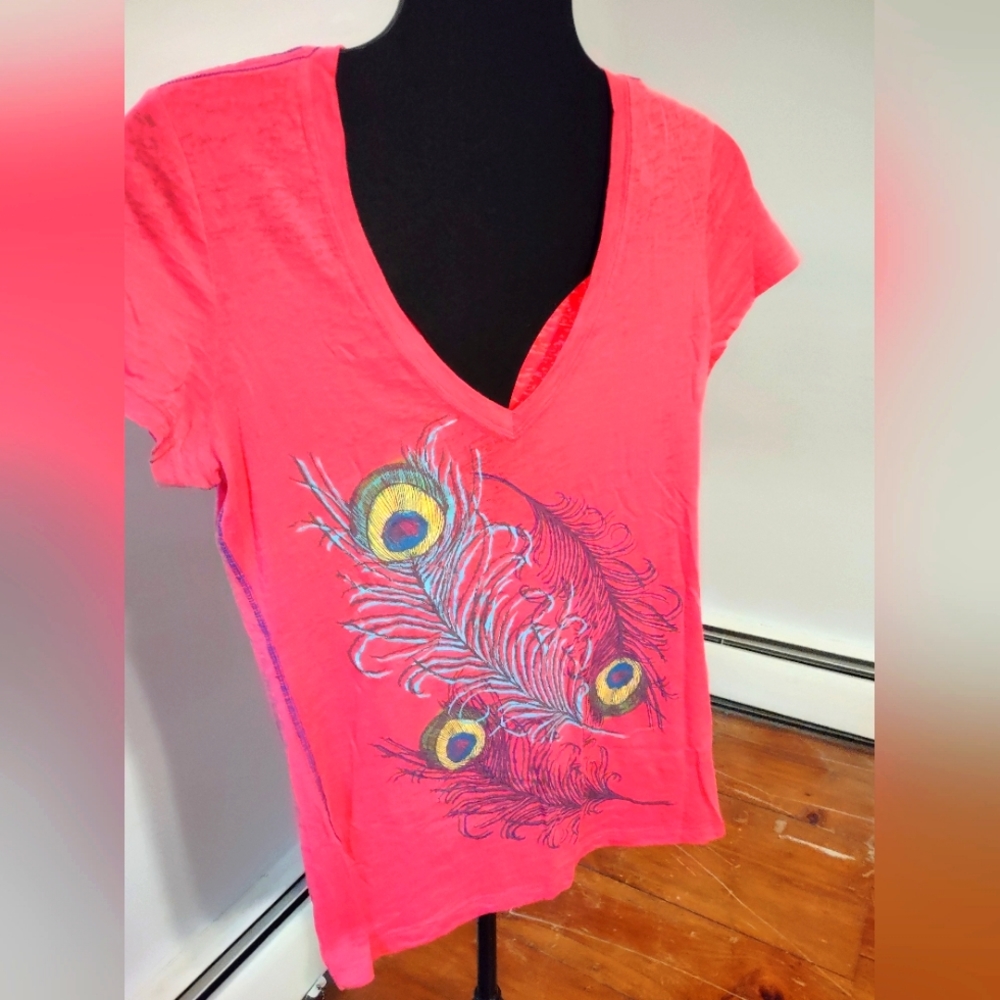 Nollie Peacock feather V neck tee Hot pink!